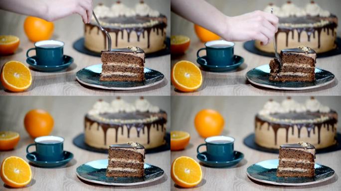 盘子上有巧克力釉和橙色的蛋糕部分。