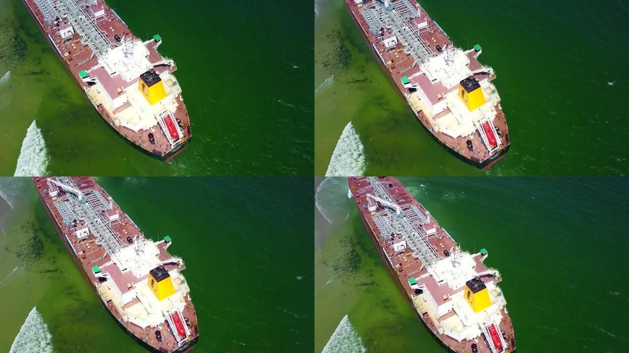 Flycam密切展示了搁浅的油轮轮房和甲板