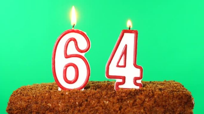 用64号点燃蜡烛的蛋糕。色度键。绿屏。隔离