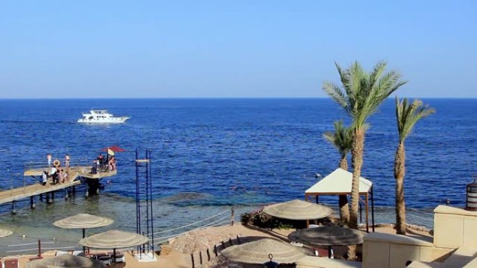 埃及红海海滩的景色，游船漂浮在上面