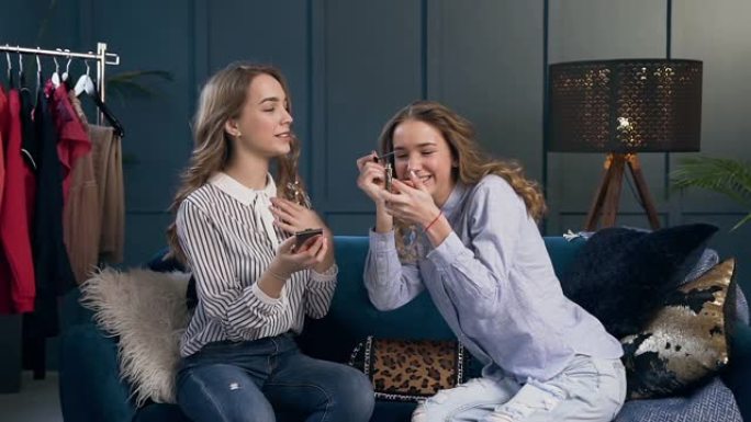 年轻的两个可爱的女人用相机记录日常化妆美容博客的过程