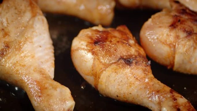 鸡腿在煎锅里用油油炸。