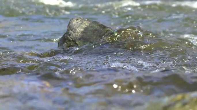 流动的水包裹着石头