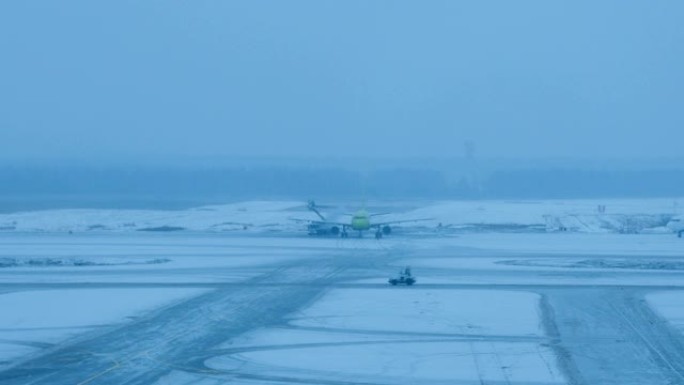 飞机在白雪皑皑的机场结冰