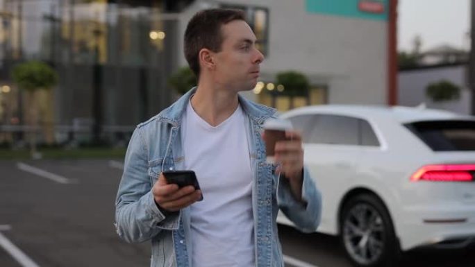 男子使用智能手机在城市喝咖啡
