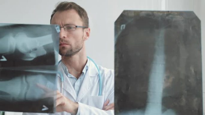 医生检查x射线照片