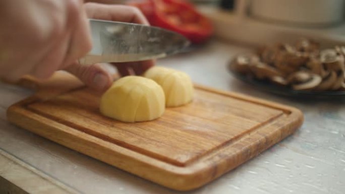 在切菜板上切土豆切土豆做饭做菜