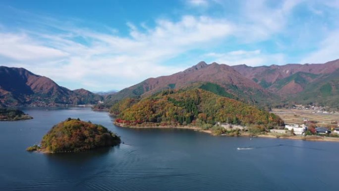鸟瞰图4k视频，由美丽的日本秋季无人机在河口湖拍摄。