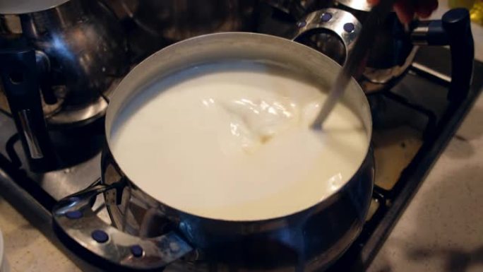 锅里煮酸奶汤，120fps慢动作镜头，