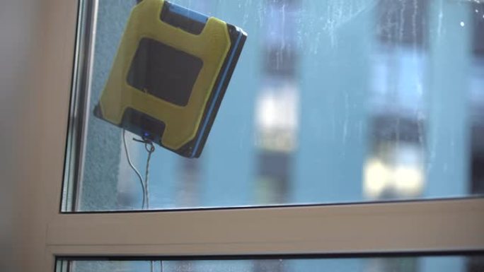 现代擦窗机器人正在工作。吸尘器机器人清洁室外公寓窗户。客房保洁服务理念。4 k的视频