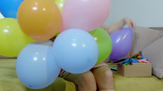 女人拿着一堆五颜六色的气球