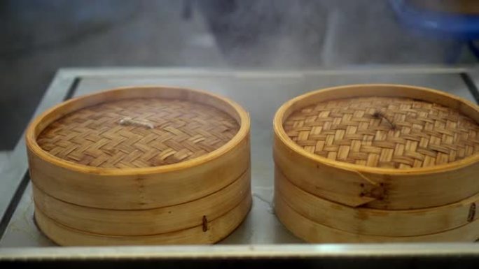 厨师在蒸锅中餐中打开点心竹篮