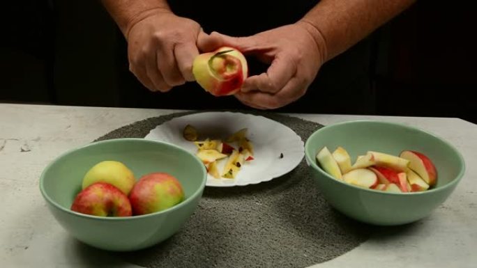 把苹果切成小块。