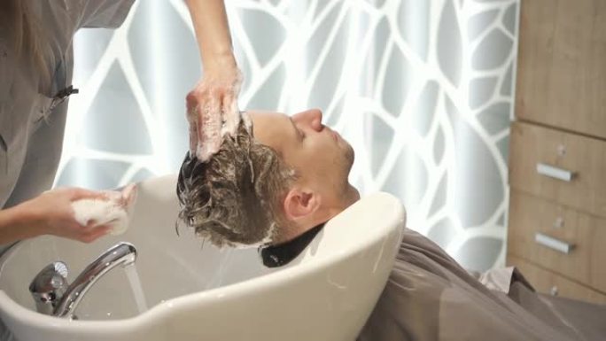 男人喜欢在水疗中心或理发店洗头