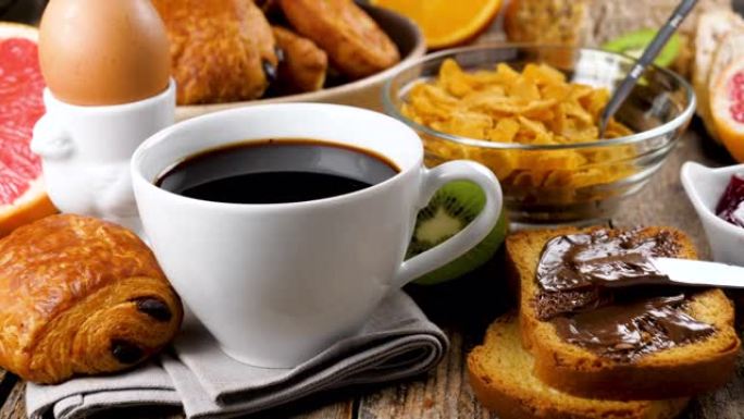 欧式早餐，包括咖啡、羊角面包、面包和水果