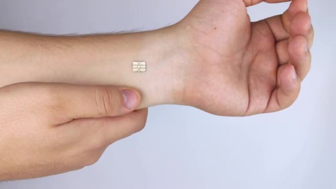 这个人用植入的芯片展示他的手。将电子技术植入人体的概念。控制论与纳米未来