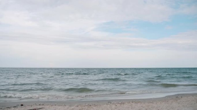 阴天的华欣海滩。海平面海风海水