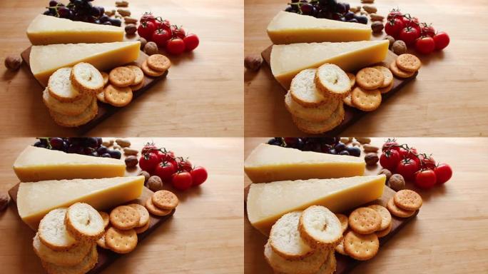 木制背景上的有机奶酪、水果、坚果奶酪拼盘。从上方观看。樱桃。