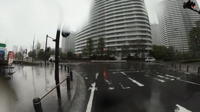 雨天开车。市区多雨，镜头上有雨滴