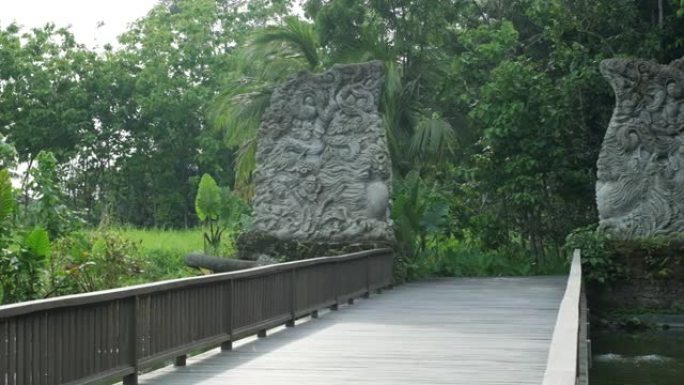 桥附近的两个石头亚洲浅浮雕块