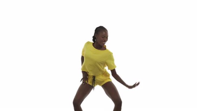 非裔美国妇女以非洲风格跳舞。将膝盖推入和伸出，双手跑过腿，表演shaku舞蹈动作。孤立在白色背景上。