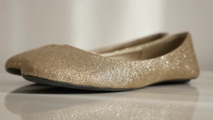 金色芭蕾平底鞋从商店货架上拍摄4k视频