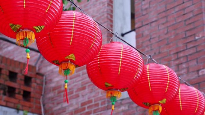美丽的圆形红灯笼挂在古老的传统街道上，中国农历新年的概念，特写。