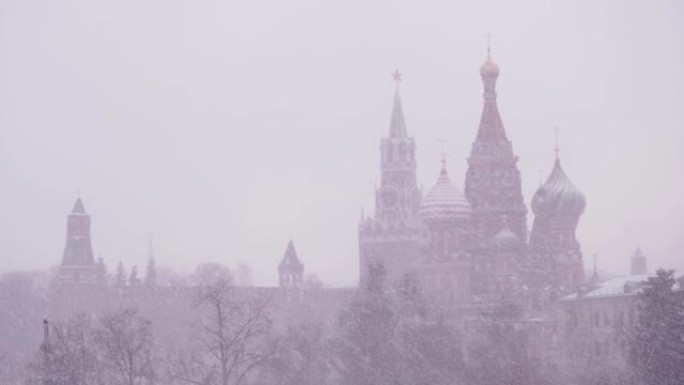 俄罗斯，莫斯科，护城河上最神圣的Theotokos的代祷大教堂，并在下雪的冬日观看克里姆林宫。暴风雪
