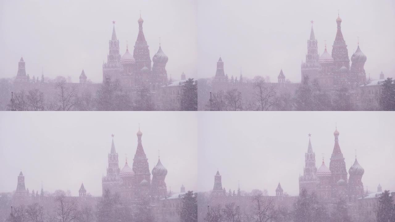俄罗斯，莫斯科，护城河上最神圣的Theotokos的代祷大教堂，并在下雪的冬日观看克里姆林宫。暴风雪