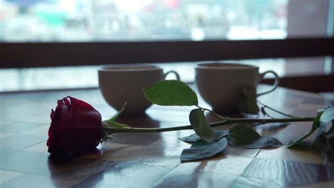 两杯咖啡和玫瑰花的特写