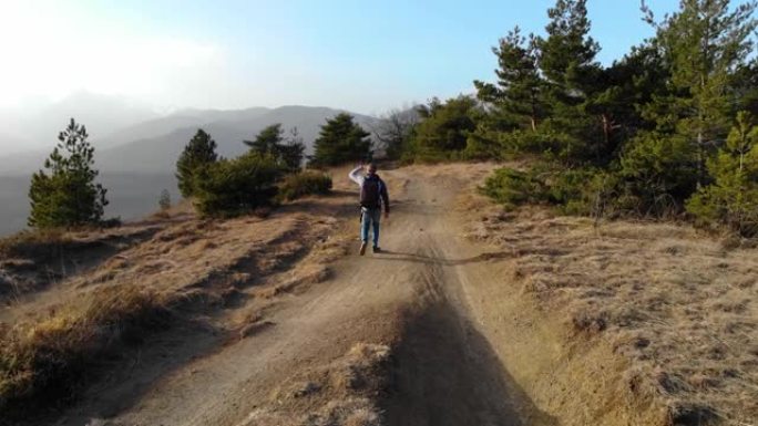 男子在山中行走，鸟瞰图