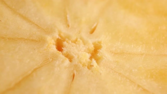 质地纤维中心切成半熟柿子