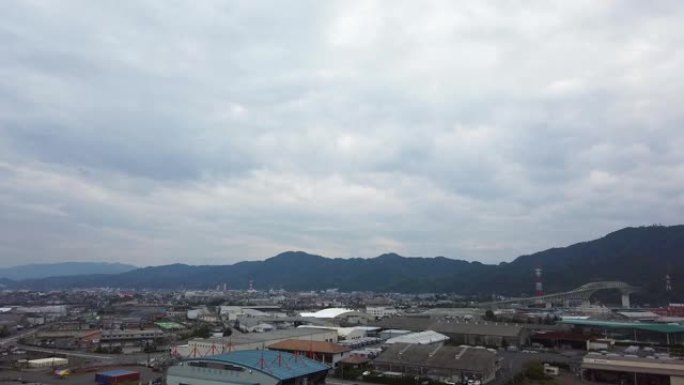 以山为背景的金泽市的鸟瞰图。