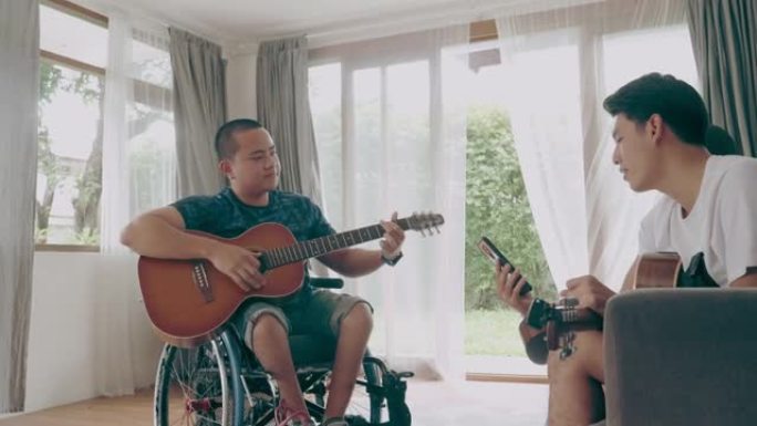 残疾人与朋友弹吉他的生活方式-股票视频