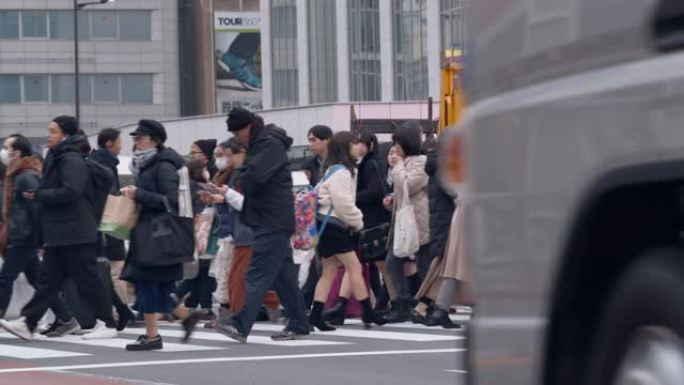 日本东京，2019年12月26日 -- 行人走在涩谷的著名道路上。