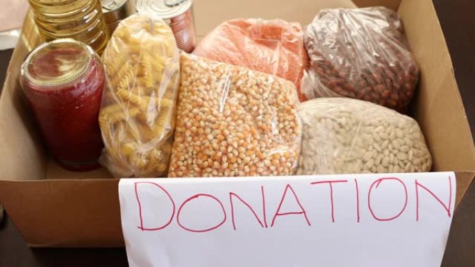 女志愿者将食品放入捐款箱9