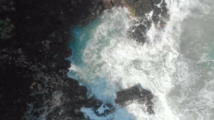 黑色火山海滩的航拍。巴厘岛的火山海滩