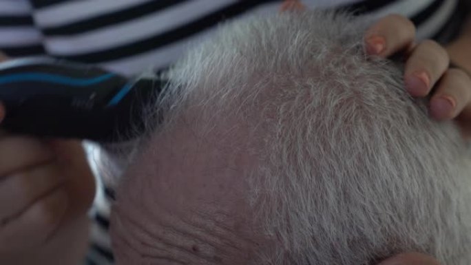成年女性在冠状病毒大流行检疫中剪头发的UHD视频