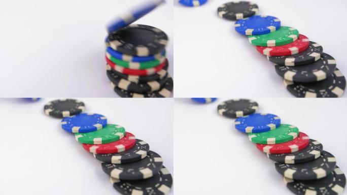 扑克牌筹码扔在白桌上慢动作