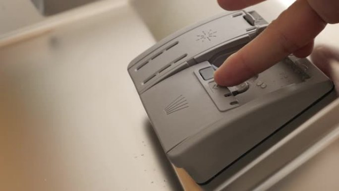 自动托盘慢动作的洗碗机平板电脑