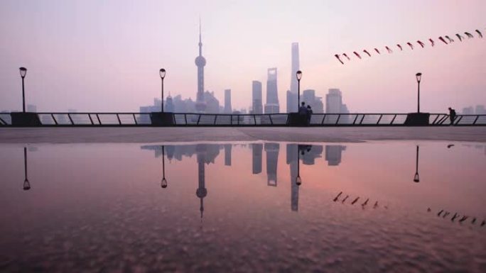 中国上海外滩放风筝的人的剪影，4k镜头。