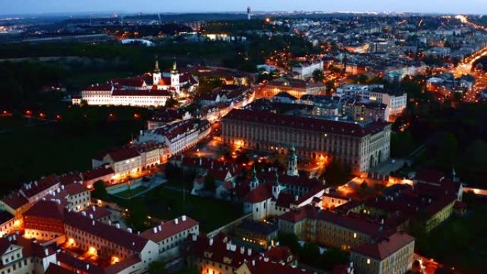 夜间布拉格上空的鸟瞰图