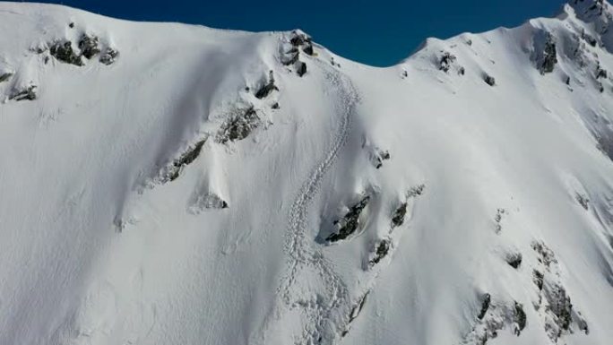 4k航拍画面，滑雪登山者在滑雪巡回赛和登山比赛中参加比赛