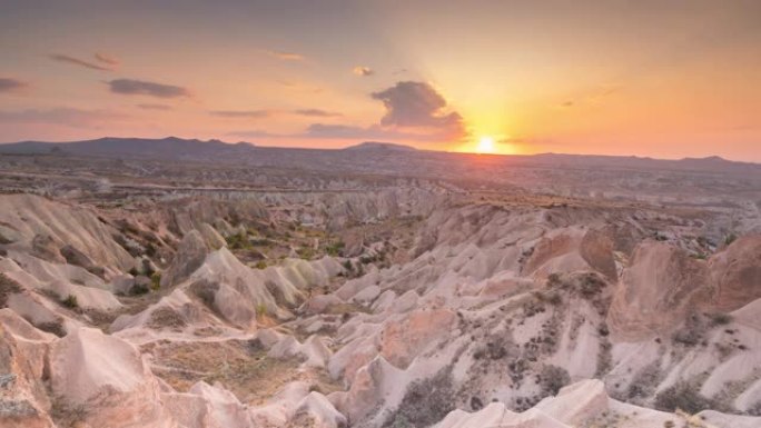 时间流逝: 土耳其戈雷姆卡帕多西亚的美丽日落古谷