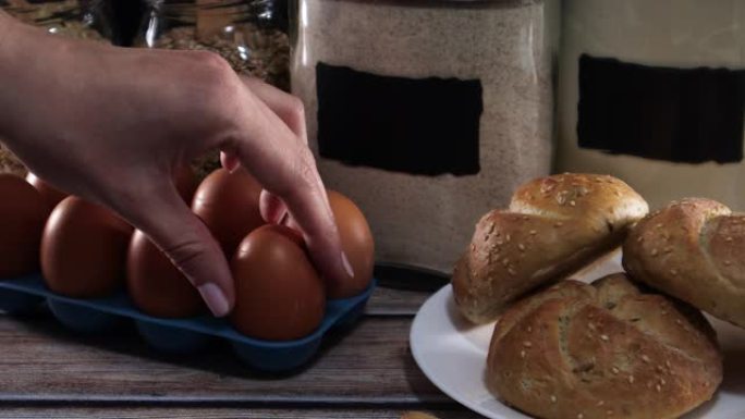 用面包，面粉和燕麦片从桌子上拿一个鸡蛋