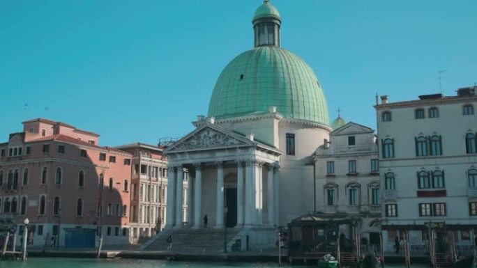 意大利威尼斯大运河路堤上的圣西蒙短笛教堂