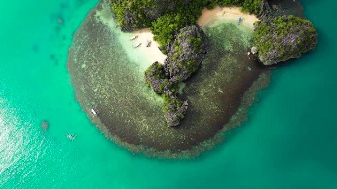 岩石岛有一个白色的小海滩，从上面可以看到。菲律宾卡拉莫安群岛