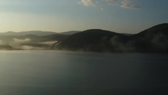 雾中的日出鸟瞰图山川峡谷绿色环保雾气腾腾