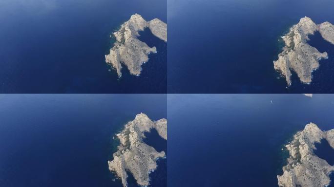 从伊维萨岛海水上方拍摄，两座悬崖相隔
