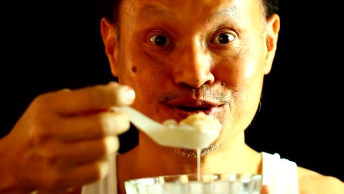 泰国男子吃饺子椰奶甜点